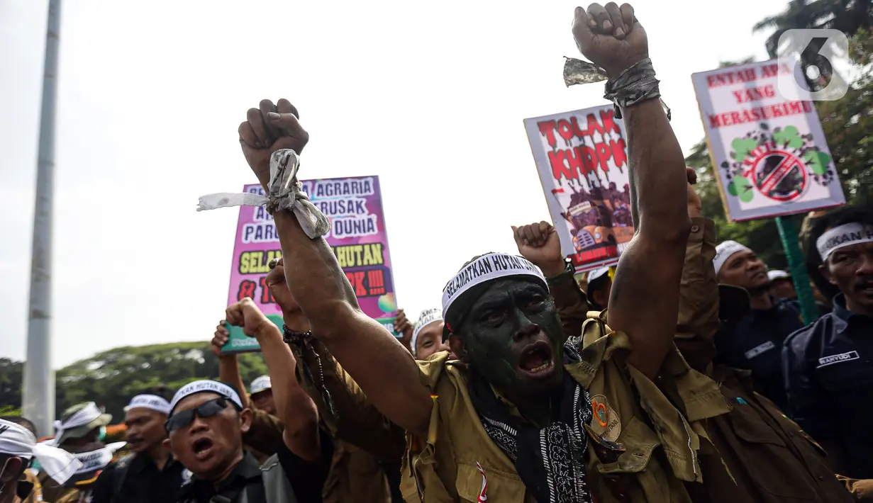 Sejumlah orang yang tergabung dalam karyawan Perhutani menggelar aksi damai di kawasan Patung Kuda, Jakarta, Rabu (20/7/2022). Massa meminta pemerintah mencabut Surat Keputusan Menteri Lingkungan Hidup dan Kehutanan Nomor: SK.287/MENLHK/SETJEN/PLA.2/4/2022 tentang Penetapan Kawasan Hutan dengan Pengelolaan Khusus (KHDPK) pada Sebagian Hutan Negara yang Berada pada Kawasan Hutan Produksi dan Hutan Lindung di Provinsi Jawa Tengah, Provinsi Jawa Timur, Provinsi Jawa Barat, dan Provinsi Banten. (Liputan6.com/Faizal Fanani)