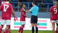 Kapten Timnas Indonesia Putri, Gea Yumanda melakukan protes kepada wasit dalam pertandingan pertama SEA Games 2025 melawan Thailand yang digelar di Chonburi Stadium, Kamis (4/12/2025). (Dok. Changsuek)