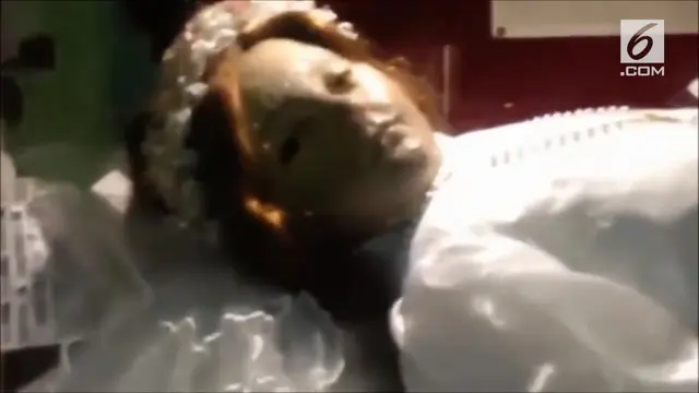Seorang Pengunjung berhasil merekam kejadian menyeramkan saat tur rohani di Meksiko. Mumi anak suci yang berusia 300 tahun tiba-tiba membuka mata.