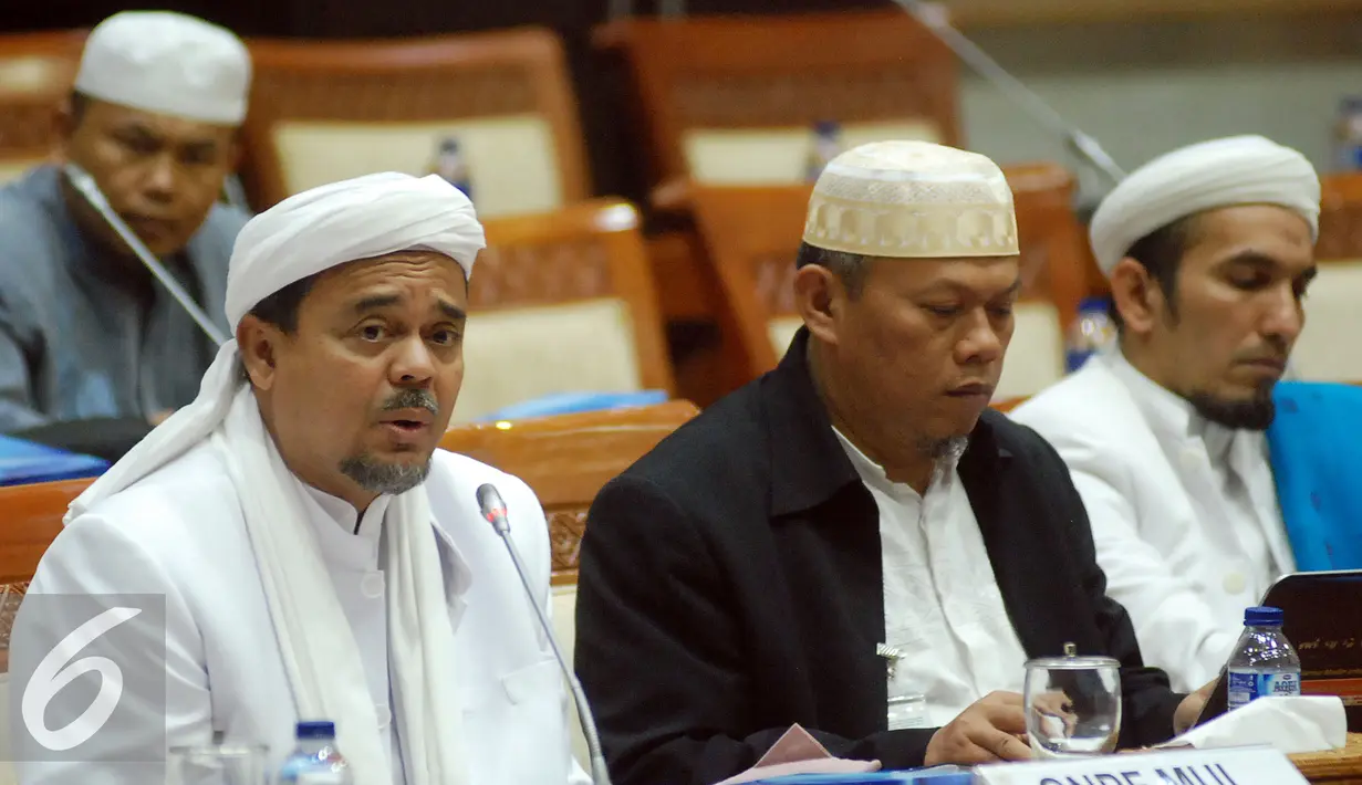Habib Rizieq Shihab memberikan pernyataan saat mendatangi Komisi III di Kompleks Parlemen Senayan, Jakarta, Selasa (17/1). Kedatangan tersebut terkait bentrok antara FPI dan GMBI di Bandung, Jawa Barat, pada pekan lalu. (Liputan6.com/JohanTallo)