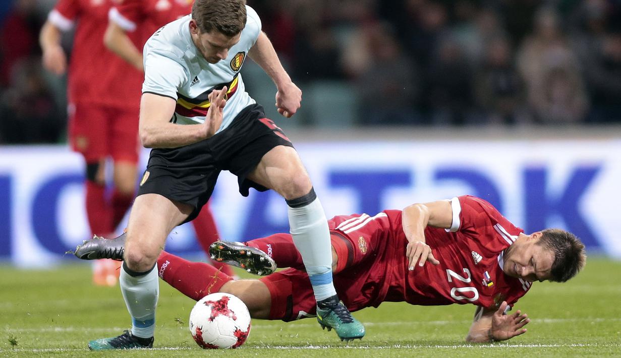 Pemain Belgium, Jon Vertonghen (kiri) berusaha merebut bola dari pemain Rusia, Maksim Kanunnikov pada laga persahabatan di Fisht stadium, Sochi, Rusia, Selasa (28/3/2017). Rusia bermain imbang 3-3. (AP/Denis Tyrin)