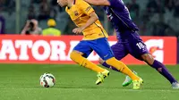 Striker Barcelona Munir El Haddadi mencoba melewati hadangan bek Fiorentina Mario Suarez pada ajang  International Champions Cup (ICC) 2015, Senin (3/8/2015). (TIZIANA FABI / AFP)