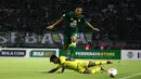 Bek Persebaya, Rachmat Irianto, berusaha melewati pemain Persik Kediri, Ibrahim Sanjaya, pada laga pembuka Shopee Liga 1 2020, Sabtu (29/2). Persebaya dan Persik bermain imbang 1-1. (Bola.com/Aditya Wany)