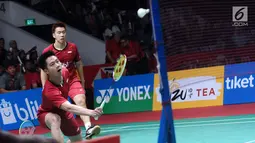 Ganda putra Indonesia, Kevin Sanjaya/Marcus Gideon mengembalikan kok ke arah Chen Hung Ling/Wang Chi-Lin(Taiwan) pada perempat final Indonesia Masters 2018 di Istora Senayan, Jumat (26/1). Kevin/Marcus unggul. (Liputan6.com/Helmi Fithriansyah)