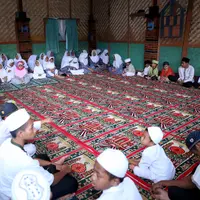 Sinetron Pangeran 2 yang tayang di SCTV menggelar syukuran bersama anak yatim. Sebagai bentuk rasa syukur bisa mencapai episode ke 100. Acara berlangsung di lokasi syuting pada Jumat di kawasan Bekasi. (Nurwahyunan/Bintang.com)