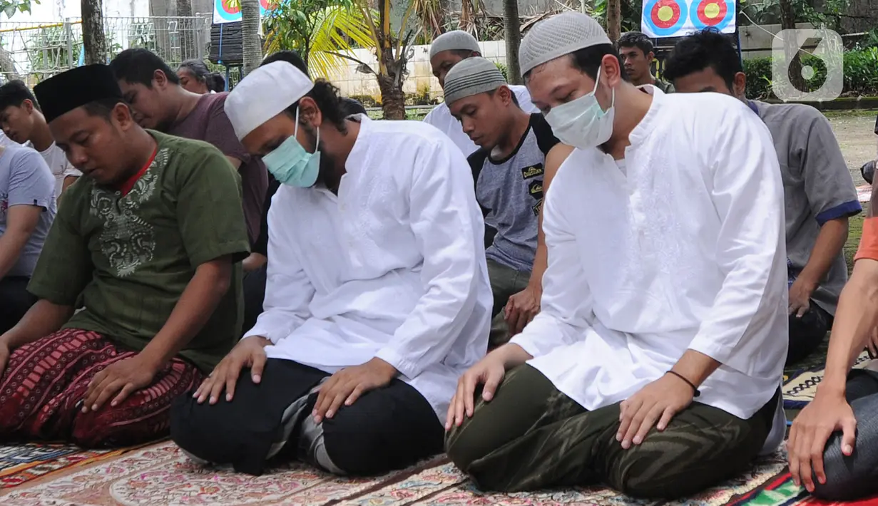 Umat muslim dengan mengenakan masker melaksanakan salat Jumat di Masjid Raya Cinere, Depok, Jawa Barat, Jumat (20/3/2020). Masjid Raya Cinere tetap menggelar salat Jumat di tengah penyebaran virus corona Covid-19, meski begitu jemaah diimbau tetap menjaga kesehatan. (merdeka.com/Arie Basuki)