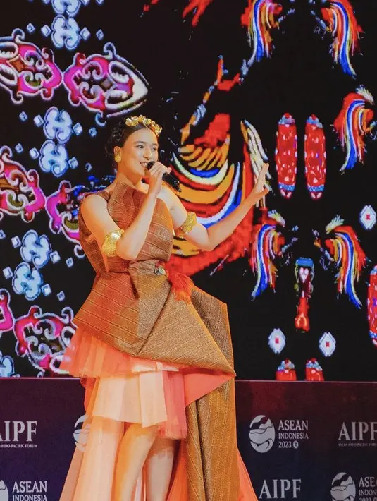 Mawar Eva tampil memukau saat upacara pembukaan dengan gaun warna coral bergaya one shoulder. [@mawar_eva]