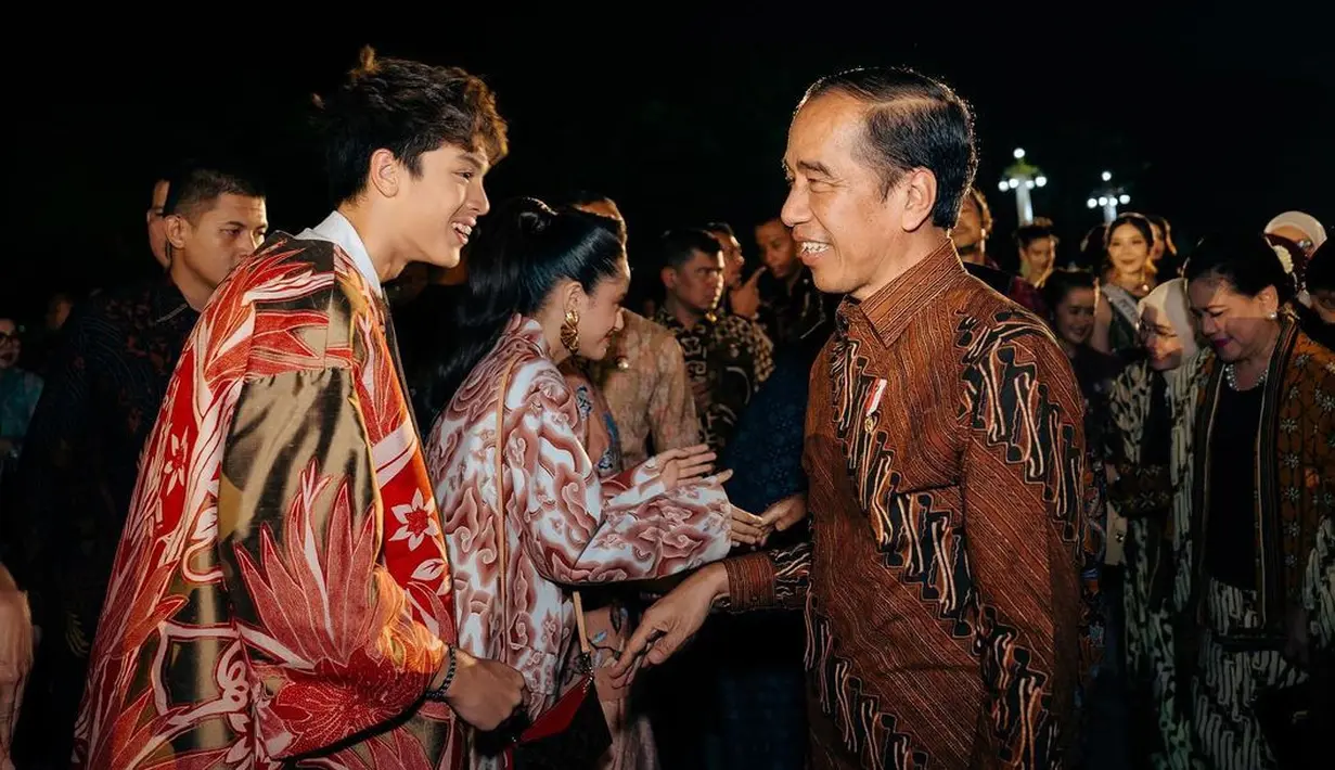 Acara bertajuk Istana Berbatik di gelar di depan Istana Merdeka, Jakarta. Artis senior Maudy Koesnaedi tampak hadir bersama sang anak semata wayangnya, Eddy Meijer. [Instagram/maudykoesnaedi]