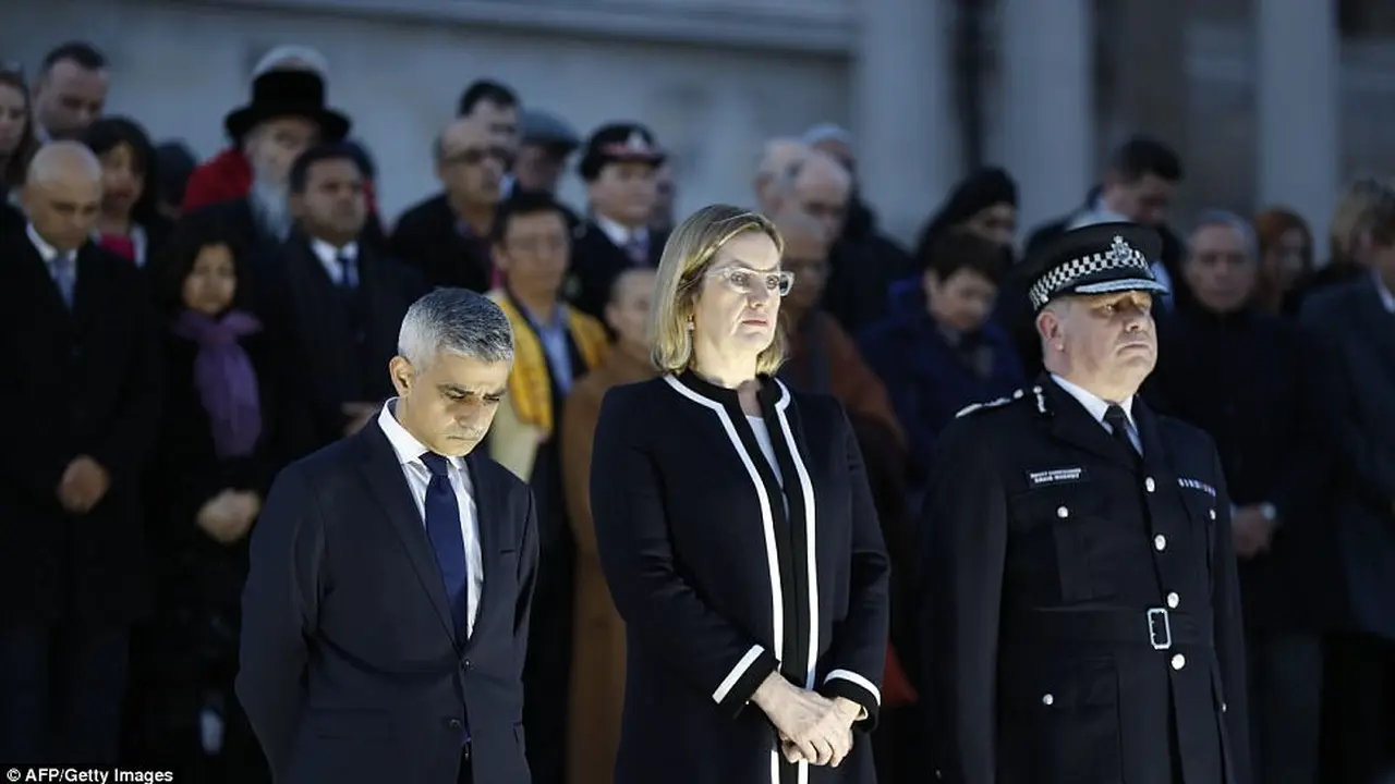 Wali Kota Sadiq Khan bersama Menteri Dalam Negeri Inggris Amber Rudd dalam acara mengenang korban teror London. (AFP)