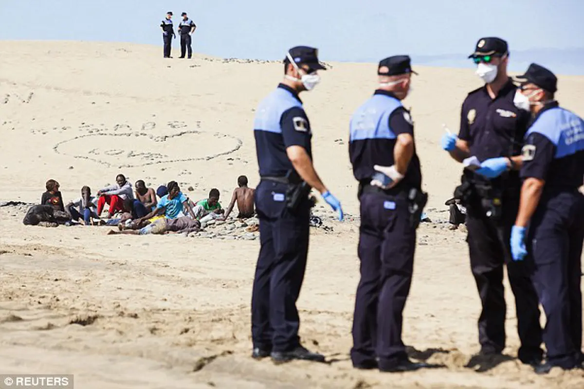 Wisatawan Pantai Panik Lihat Orang Afrika disangka Ebola
