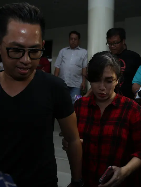 Sebagai sahabat, baik Ashanty, Nindy, Ivan Gunawan, Ussy dan para selebriti lainnya tentu menginginkan yang terbaik untuk Julia Perez. Lantaran itu, tak henti para sahabatnya silih berganti datang menjenguk Jupe. (Nurwahyunan/Bintang.com)
