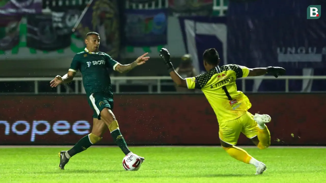 Alex Goncalves Saat Kelabui Kiper Persita