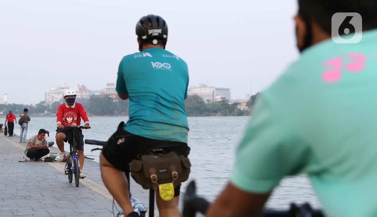 Pesepeda melintasi area pedestrian Danau Sunter, Jakarta, Sabtu (27/6/2020). Meski tidak tersedia lajur khusus untuk sepeda, namun pesepeda tetap terlihat melintas di area pedestrian Danau Sunter, Jakarta. (Liputan6.com/Helmi Fithriansyah)