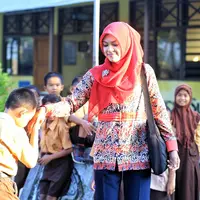 Rizma rela tak digaji demi mengabdi pada negara untuk mencerdaskan anak-anak di daerahnya.. (Bintang.com/Adrian Putra)