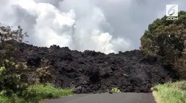 Letusan Gunung Kilauea di Hawai terus berdampak pada lingkungan sekitar. Lava dari letusan gunung mengalir dan menghambat jalan raya .