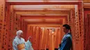 Berada di Jepang, tak lengkap rasanya jika tidak mengunjungi tempat wisata populernya. Mereka pun tampak berpose di Fushimi Inari Taisha. Tidak hanya itu, Dinda dan Rey Mbayang juga mengabadikan momen liburannya dengan mengenakan kimono. Meski perutnya dililit kain, baby bump Dinda tetap terlihat jelas. (Liputan6.com/IG/@rey_mbayang)