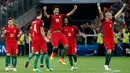 Para pemain timnas Portugal melakukan selebrasi usai menang atas Polandia dalam laga babak perempat final Piala Eropa di Stade Velodrome, Perancis, (1/7). Portugal melaju ke Semifinal usai menang adu penalti dengan skor 5-3. (REUTERS /Christian Hartmann)