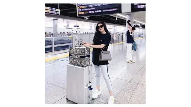 7 Potret Gaya Kasual Rica Andriani, Cantik dan Memesona