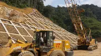 PT Dairi Prima Mineral (DPM) bersiap mengembangkan proyek tambang bawah tanah timah hitam (Pb) dan seng (Zn) di Kabupaten Dairi, Sumatera Utara Anjing Hitam dengan kapasitas pengolahan mencapai 1 juta ton bijih per tahun. DOk DPM