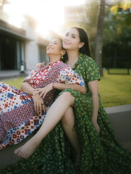 Saat liburan ke Bali, Nagita Slavina dan Caca Tengker kenakan gaun resort [@cacatengker]