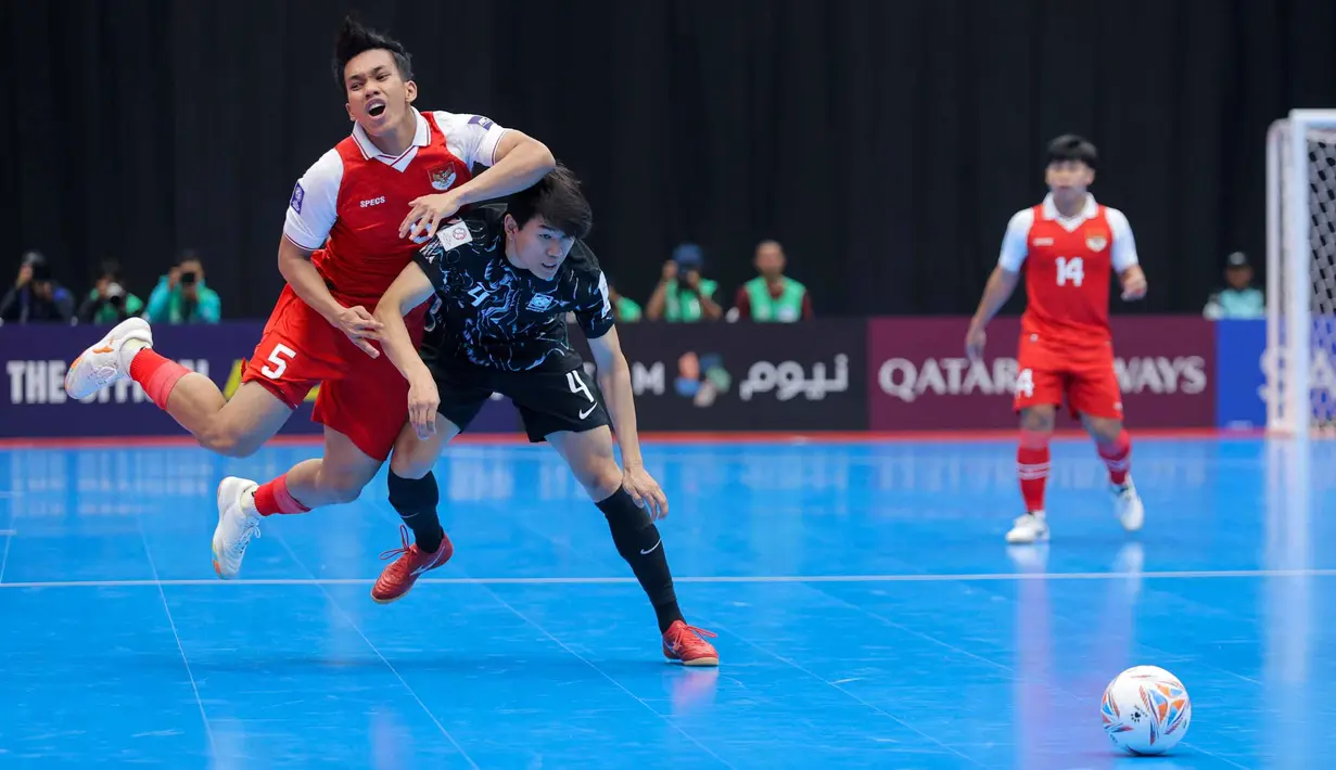 Bertindak sebagai tuan rumah, Indonesia langsung mengambil inisiatif menyerang sejak peluit pertama dibunyikan. Tampak dalam foto, pemain Timnas Futsal Indonesia, Israr Megantara (kiri) saat bertanding pada laga pertama Grup A Piala Asia 2026 melawan Korea Selatan di Indonesia Arena, Jakarta, pada Selasa (27/1/2026) malam WIB. (Bola.com/Bagaskara Lazuardi)