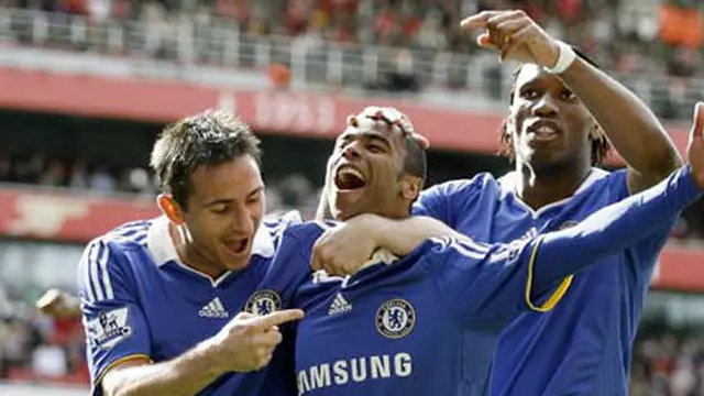 Ashley Cole dkk (&copy; AFP 2009)