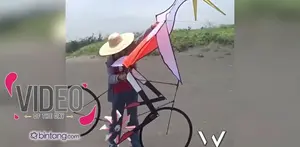 Dikutip dari, https://www.facebook.com/WaltzOfficial/videos/1592680687697758/ Pria Ini membuat layangan gambar sepeda yang sangat keren.