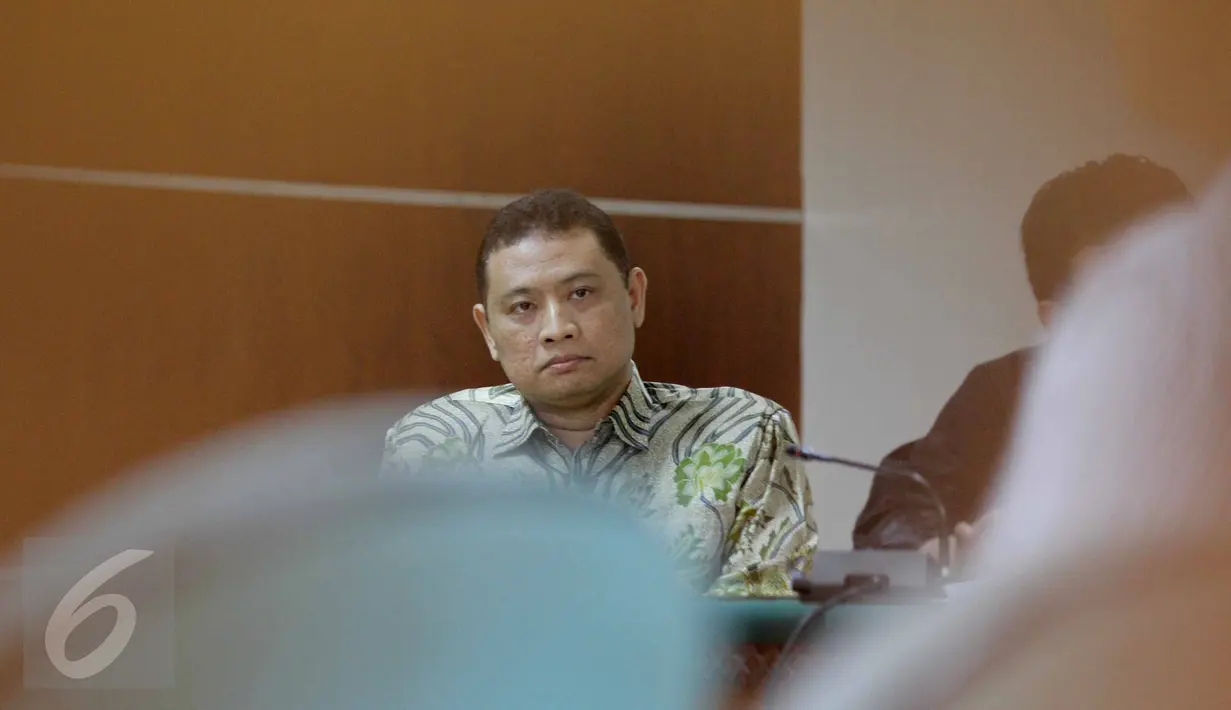 Mantan Direktur PT Bursa Berjangka Jakarta Bihar Sakti Wibowo saat mendengarkan keterangan saksi pada sidang lanjutan kasus penyuapan Kepala Bappeti Syahrul Raja Sempurnajaya, di Pengadilan Tipikor, Jakarta, Senin (6/7). (Liputan6.com/Helmi Afandi)