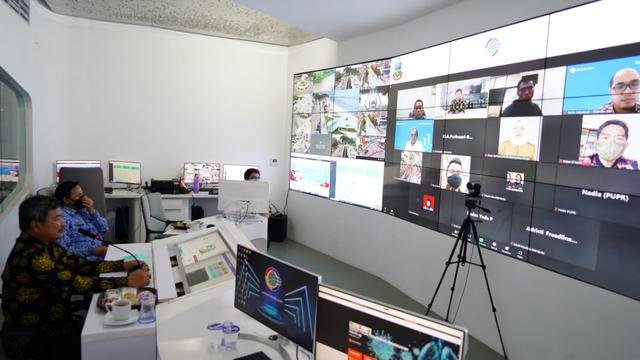 Bupati Garut Rudy Gunawan tengah melakukan zoom meetring dengan PT. Chandra Asri, perusahaan penyedia aspal campuran berbahan plastik, untuk mengurangi ketergantungan aspal biasa.