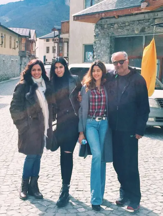 Sridevi sendiri kerap membagikan potret keharmonisan keluarganya melalui akun Instagram pribadinya. (Foto: instagram.com/sridevi.kapoor)