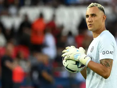 Keylor Navas bermain bersama Cristiano Ronaldo selama empat musim di Real Madrid. Kiper asal Kosta Rika ini berstatus bebas transfer setelah meninggalkan PSG musim panas 2024. Sempat dikaitkan dengan kepindahan ke Monza, tetapi transfer pemian 37 tahun itu tidak terwujud sehingga Navas saat ini masih tersedia secara gratis. (Alain JOCARD / AFP)