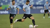 Luis Suarez punya beberapa kali peluang untuk menciptakan gol bagi Timnas Uruguay. Namun sayang tendangan serta sundulan Suarez masih belum mampu menjebol gawang Bolivia. (Foto: AP/Andre Penner)