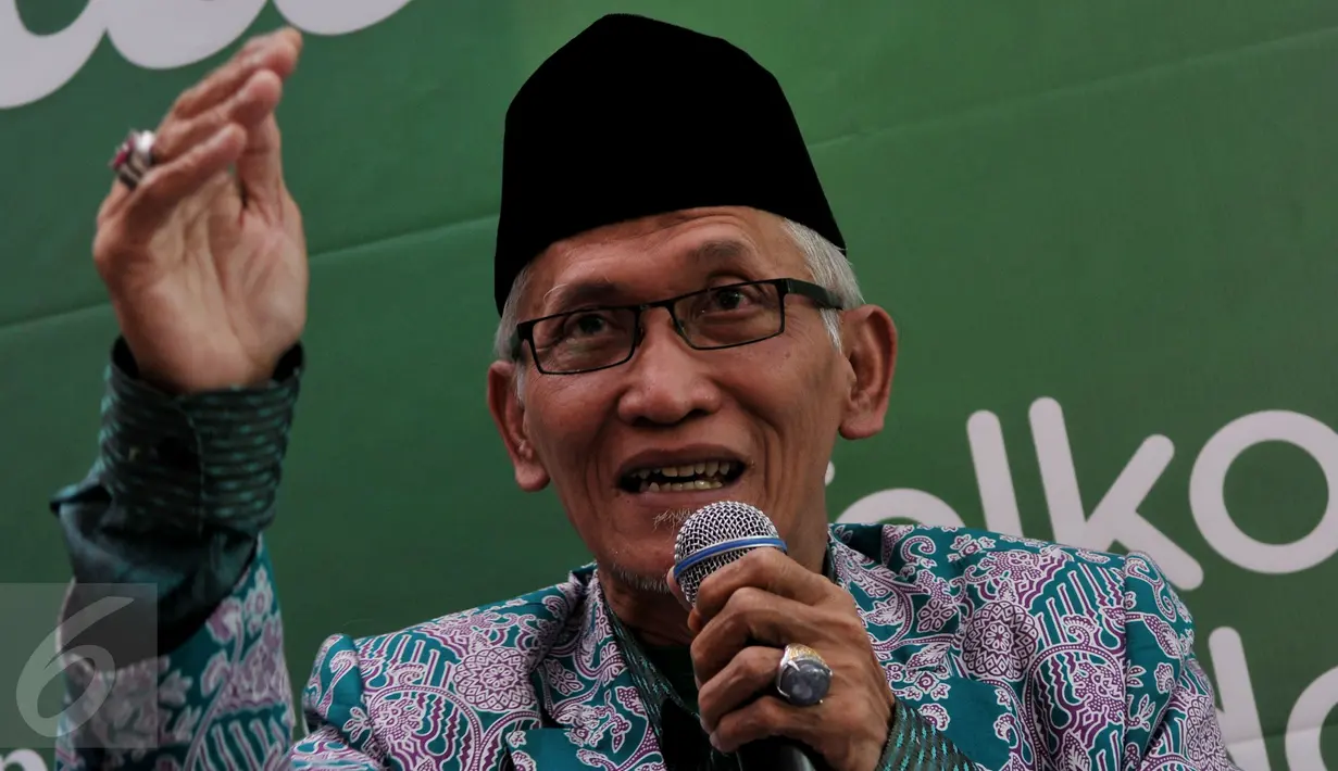 KH Miftahul Akhyar, Rais Syuriah PWNU Jatim saat menjawab pertanyaan mengenai hasil sidang komisi organisasi Muktamar NU, Jombang, Rabu (5/8/2015). Keterangan tersebut terkait suara dukungan sistem AHWA dari Jatim yang terpecah. (Liputan6.com/Johan Tallo)