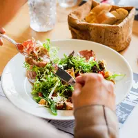 Melakukan diet bukan berarti kamu membatasi makanan yang masuk ke dalam tubuh. (Foto: Unsplash.com/Louis Hansel)