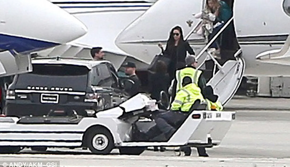 Sebelumnya, Jolie bersama buah hatinya terlihat sedang berlenggang di Colorado untuk menikmati liburan akhir tahun sambil menggenggam es krim. Di tempat itu mereka juga dikabarkan bermain ski. (doc.dailymail.com)