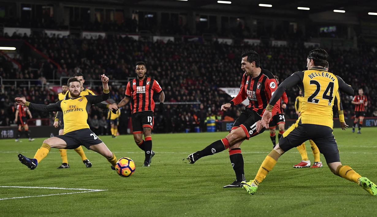 Proses terjadinya gol yang dicetak bek Bournemouth, Charlie Daniels, ke gawang Arsenal. Gol yang memanfaatkan umpan dari Junior Stanislas itu terjadi pada menit ke-15. (Reuters/Dylan Martinez)