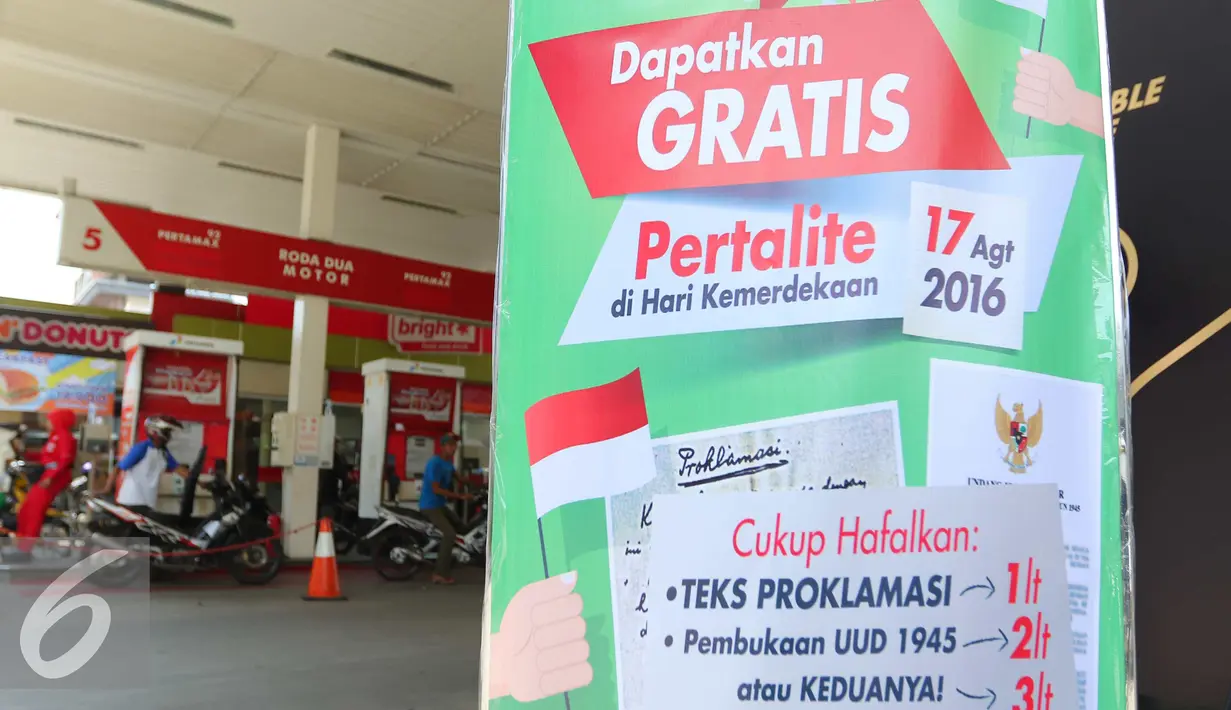 Pertamina berikan Pertalite gratis untuk memeriahkan HUT RI ke-71 dengan membacakan teks proklamasi dan Pembukaan UUD 45, Jakarta, Rabu (17/8). (Liputan6.com/Angga Yuniar)