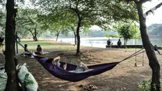 Warga saat bersantai di pinggir Waduk Setu, Cipayung, Jakarta, Selasa (28/7/2020). Pemerintah Kota (Pemkot) Jakarta Timur akan menjadikan Waduk Setu sebagai pusat ekowisata yang ditargetkan terwujud pada Oktober mendatang. (merdeka.com/Iqbal S. Nugroho)