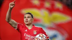 Darwin Nunez berhasil mencuri perhatian pada musim ini. Ia sukses mengambil panggung Erling Haaland yang selalu menjadi sorotan di Liga Champions dua musim terakhir. (AFP/Carlos Costa)
