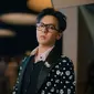 Sosok 'Human Chanel' ini memakai aksesori Chanel lewat sepatu dan bros. Gaya member BIGBANG tersebut diakui sebagai fashionista secara global. [chanel]