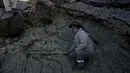  Tim Paleontologi menemukan jejak dinosaurus yang adalah karnivora berkaki dua dengan tinggi sekitar 15 meter di Maragua, Bolivia, 21 Juli 2016. (REUTERS/ David Mercado)