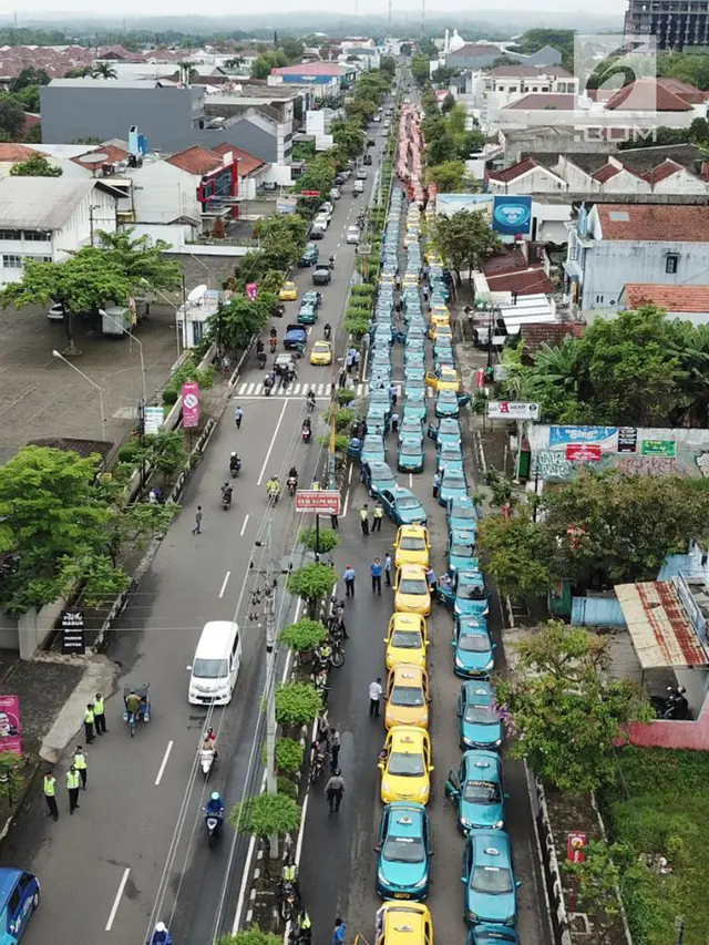 PHOTO: Tolak Transportasi Online, Sopir Angkot dan Taksi di Banyumas Mogok Massal