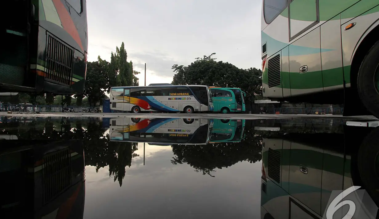 Suasana Terminal Kampung Rambutan menjelang Natal dan Tahun Baru, Jakarta, Senin (8/12/2014). (Liputan6.com/Miftahul Hayat)
