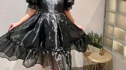 Ibu 3 anak ini kian terlihat anggun dengan dress warna hitam. Penampilan menawan Lady dengan outfit serba hitam ini tuai atensi. Beragam pujian pun mengalir dengan penampilan Lady yang cantik ini. (Liputan6.com/IG/ladynayoan)