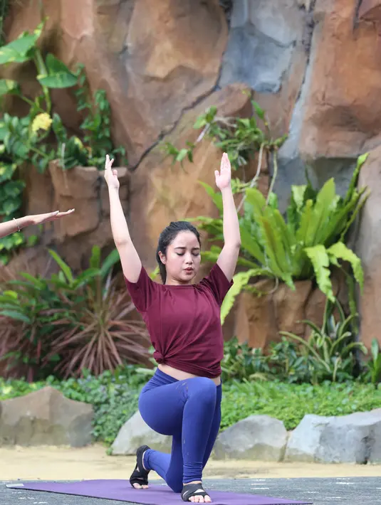 Pemeran 27 tahun itu sangat antusias menyaksikan pertunjukan burung. Ia mengaku sangat mencintai burung. Begitu juga sang suami yang juga memelihara jenis burung piaraan. (Adrian Putra/Bintang.com)