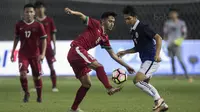 Striker Timnas Indonesia U-19, Hanis Saghara, berusaha melewati pemain Kamboja U-19 pada laga persahabatan di Stadion Patriot, Bekasi, Rabu (4/10/2017). Indonesia menang 2-0 atas Kamboja. (Bola.com/Vitalis Yogi Trisna)