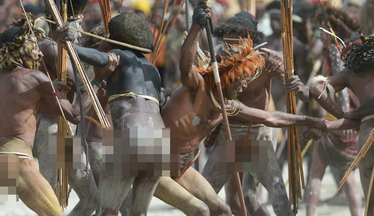 Peserta saling serang saat mengikuti Festival Lembah Baliem ke-27, Wamena, Papua, Senin (8/8). Festival Lembah Baliem awalnya merupakan acara perang antarsuku Dani, Lani, dan Suku Yali sebagai lambang kesuburan dan kesejahteraan. (AFP PHOTO/Adek Berry)
