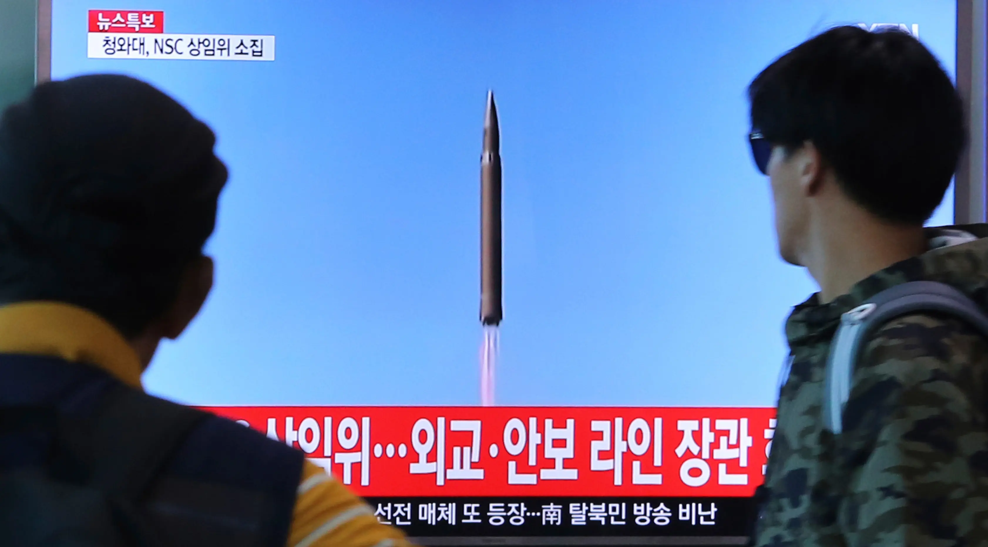 Warga  Korea Selatan menonton layar TV yang menunjukkan cuplikan arsip peluncuran rudal Korea Utara, di Stasiun Kereta Seoul, Selasa (29/8). Militer Korea Selatan mengatakan rudal diluncurkan di sebuah lokasi dekat ibu kota Pyongyang. (AP/Ahn Young-joon)