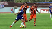 Kapten Perseru Serui, Artur Bonai saat laga kontra PSIS Semarang di Stadion Moch Soebroto, Magelang, Minggu (23/9/2018). (Bola.com/Ronald Seger)