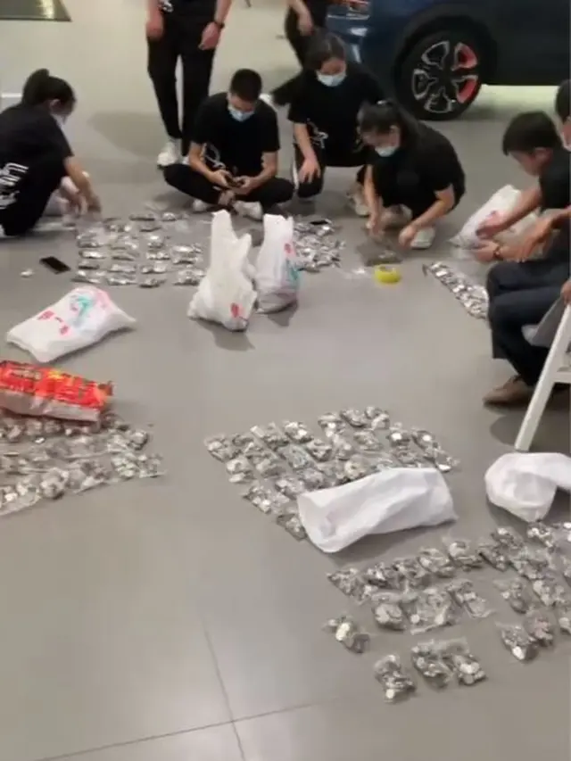 Pria ini menabung koin demi beli mobil impian untuk putranya.